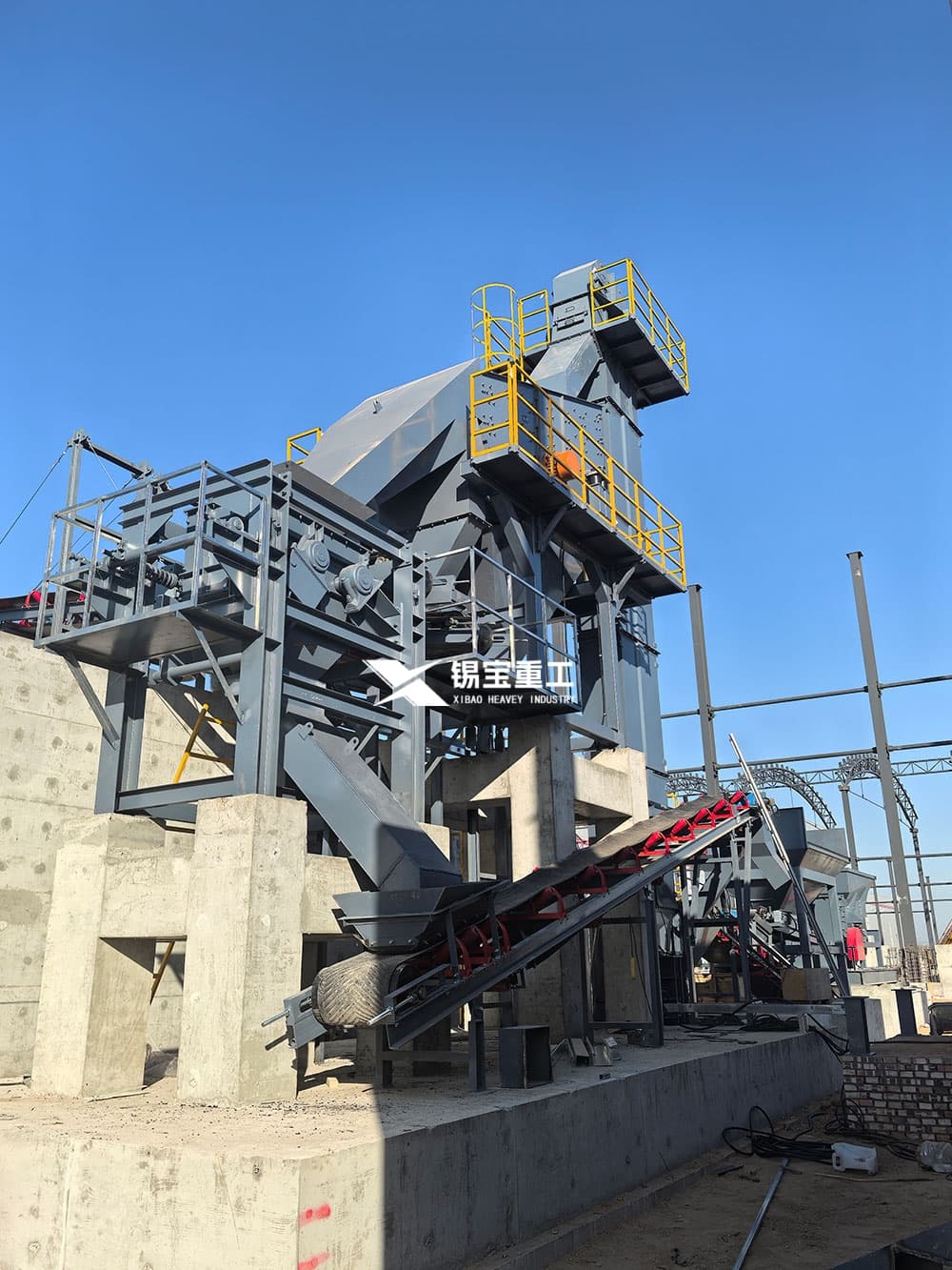 Asphalt pavement crushing and screening machine